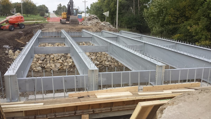 Montaje en obra de vigas de acero estructural prefabricadas en Bogotá, Colombia. Montajes, Ingeniería y Construcción. MIC SAS. Montaje en obra de vigas de acero estructural prefabricadas en Bogotá, Colombia. Montajes, Ingeniería y Construcción. MIC SAS.