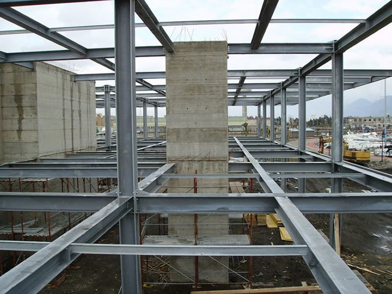 Montaje de vigas prefabricadas de acero estructural en construccion en Bogotá, Colombia. Montajes, Ingeniería y Construcción. MIC SAS. Montaje de vigas prefabricadas de acero estructural en construccion en Bogotá, Colombia. Montajes, Ingeniería y Construcción. MIC SAS.