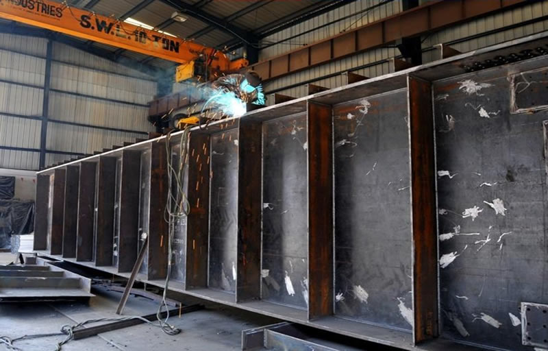 Proceso de soldadura de precision en viga metalica armada en planta en Bogotá, Colombia. Montajes, Ingeniería y Construcción. MIC SAS. Proceso de soldadura de precision en viga metalica armada en planta en Bogotá, Colombia. Montajes, Ingeniería y Construcción. MIC SAS.