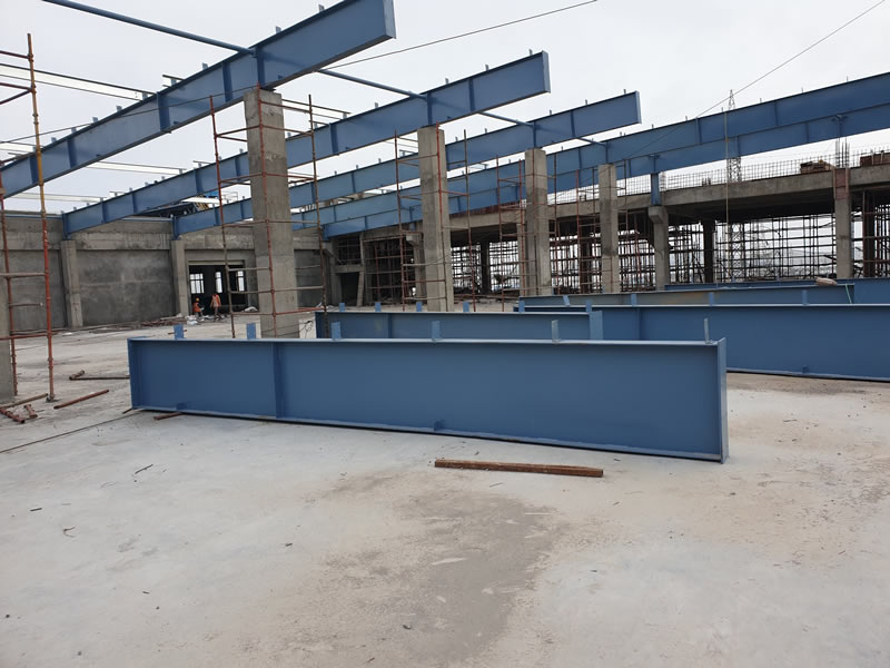 Vigas metalicas prefabricadas azules en proceso de ensamblaje en obra en Bogotá, Colombia. Montajes, Ingeniería y Construcción. MIC SAS. Vigas metalicas prefabricadas azules en proceso de ensamblaje en obra en Bogotá, Colombia. Montajes, Ingeniería y Construcción. MIC SAS.