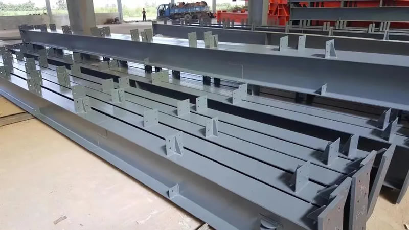 Vigas metalicas prefabricadas con recubrimiento protector en taller en Bogotá, Colombia. Montajes, Ingeniería y Construcción. MIC SAS. Vigas metalicas prefabricadas con recubrimiento protector en taller en Bogotá, Colombia. Montajes, Ingeniería y Construcción. MIC SAS.