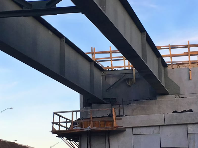 Vigas metalicas prefabricadas en montaje para estructura en obra en Bogotá, Colombia. Montajes, Ingeniería y Construcción. MIC SAS. Vigas metalicas prefabricadas en montaje para estructura en obra en Bogotá, Colombia. Montajes, Ingeniería y Construcción. MIC SAS.