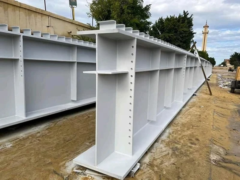 Vigas prefabricadas acero pintadas con refuerzos y perforaciones en Bogotá, Colombia. Montajes, Ingeniería y Construcción. MIC SAS. Vigas prefabricadas acero pintadas con refuerzos y perforaciones en Bogotá, Colombia. Montajes, Ingeniería y Construcción. MIC SAS.