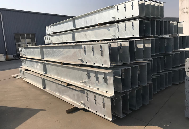 Vigas prefabricadas galvanizadas perforadas apiladas en planta en Bogotá, Colombia. Montajes, Ingeniería y Construcción. MIC SAS. Vigas prefabricadas galvanizadas perforadas apiladas en planta en Bogotá, Colombia. Montajes, Ingeniería y Construcción. MIC SAS.