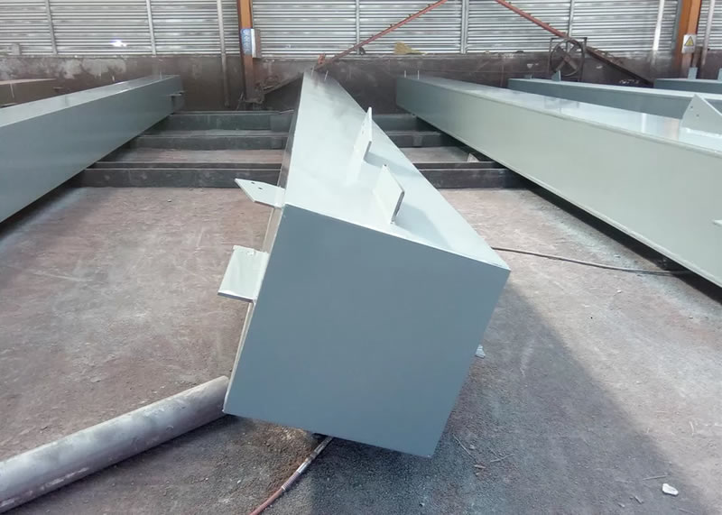 Viga de acero prefabricada con placas de conexión pintada en Bogotá Colombia. Montajes, Ingeniería y Construcción. MIC SAS. Viga de acero prefabricada con placas de conexión pintada en Bogotá Colombia. Montajes, Ingeniería y Construcción. MIC SAS.