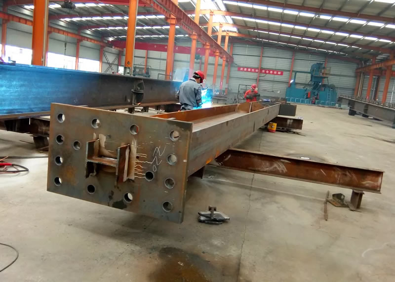 Viga metálica prefabricada recibiendo soldadura avanzada en taller en Bogotá Colombia. Montajes, Ingeniería y Construcción. MIC SAS. Viga metálica prefabricada recibiendo soldadura avanzada en taller en Bogotá Colombia. Montajes, Ingeniería y Construcción. MIC SAS.