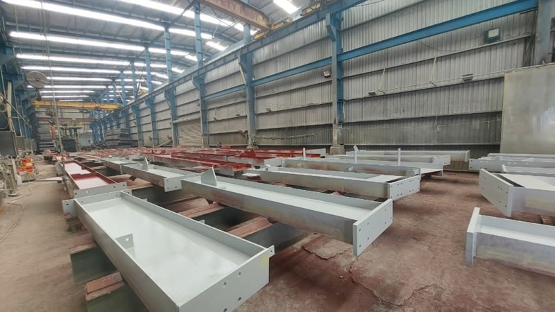 Vigas prefabricadas acero en proceso pintura y acabado fábrica en Bogotá Colombia. Montajes, Ingeniería y Construcción. MIC SAS. Vigas prefabricadas acero en proceso pintura y acabado fábrica en Bogotá Colombia. Montajes, Ingeniería y Construcción. MIC SAS.