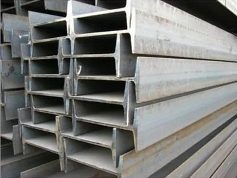 Vigas prefabricadas tipo I de acero estructural apiladas en Bogotá Colombia. Montajes, Ingeniería y Construcción. MIC SAS. Vigas prefabricadas tipo I de acero estructural apiladas en Bogotá Colombia. Montajes, Ingeniería y Construcción. MIC SAS.