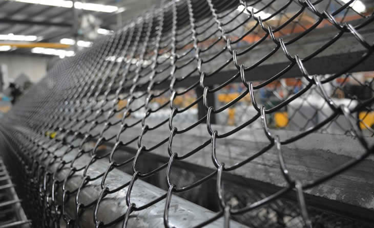 Procesos de diseño, fabricación, instalación y mantenimiento de malla metálica eslabonada para cerramientos metálicos en Bogotá, Colombia