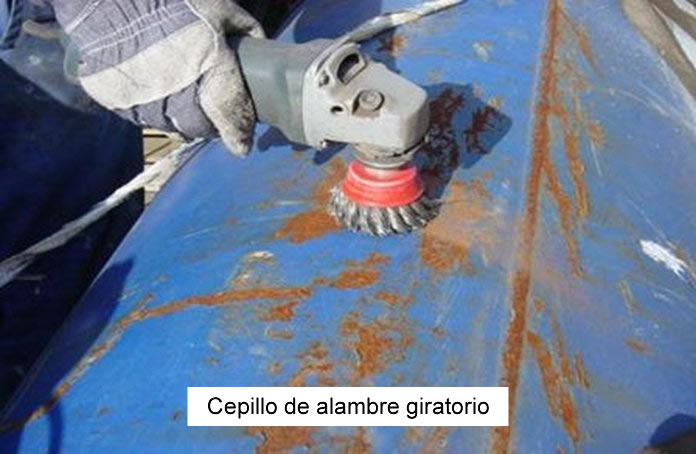 Limpieza manual de estructuras metálicas con cepillo de alambre giratorio en Bogotá, Colombia