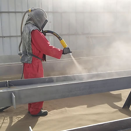 Limpieza, sandblasting y granallado de estructuras metálicas en Bogotá, Colombia. Montajes, Ingeniería y Construcción. MIC SAS.