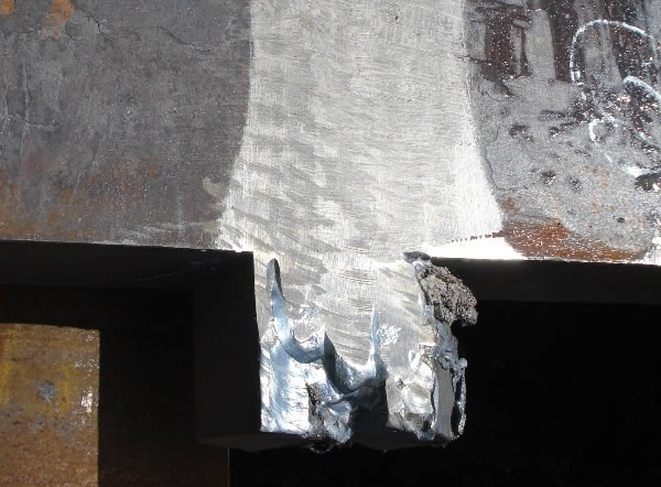 Ejemplo de soldadura a tope revestida con un acabado al ras y placas de escurrimiento en Bogotá, Colombia
