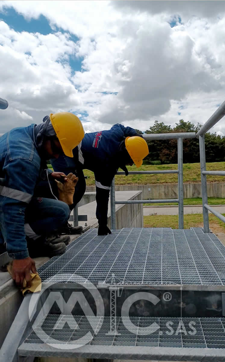 Reparaciones y mantenimiento de estructuras metálicas y construcciones en acero en Bogotá, Colombia. Montajes, Ingeniería y Construcción SAS.