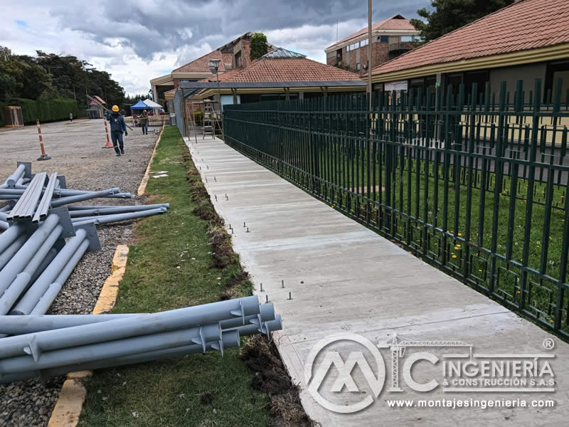  Construcción y montaje de pérgolas metálicas para colegios e instituciones educativas en Bogotá, Colombia. Montajes, Ingeniería y Construcción. MIC SAS.