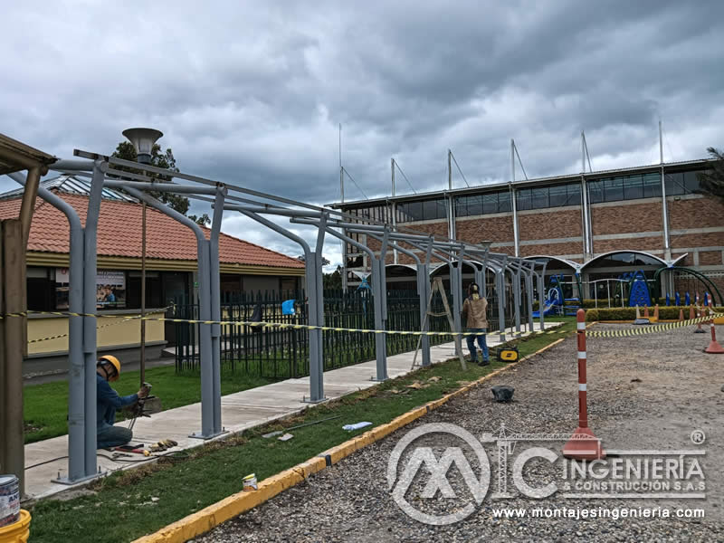 Fabricación en acero de pérgolas metálicas para la salida de estudiantes a buses escolares en colegio al norte de Bogotá, Colombia. Montajes, Ingeniería y Construcción. MIC SAS.