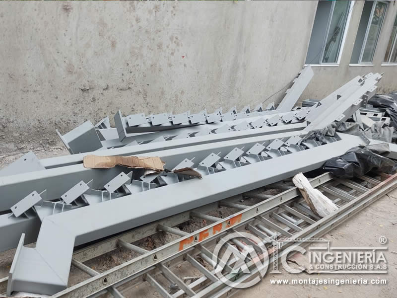 Diseño estructural, fabricación y montaje de escaleras para edificios en Bogotá, Colombia. Montajes, Ingeniería y Construcción MIC SAS.
