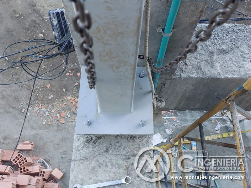 Diseño estructural, fabricación y montaje de escaleras para edificios en Bogotá, Colombia. Montajes, Ingeniería y Construcción MIC SAS.