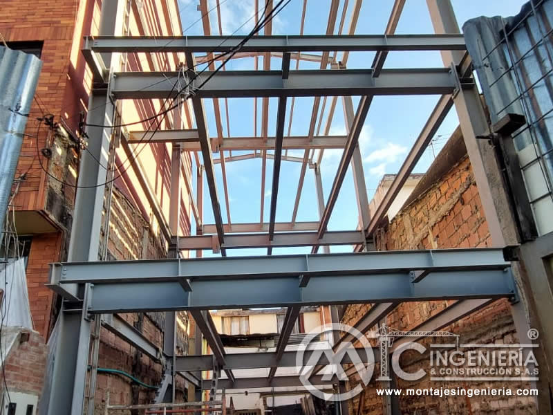 Izaje de vigas y columnas metálicas para armazón en acero de estructuras para edificios en Bogotá, Colombia. Montajes, Ingeniería y Construcción MIC SAS.