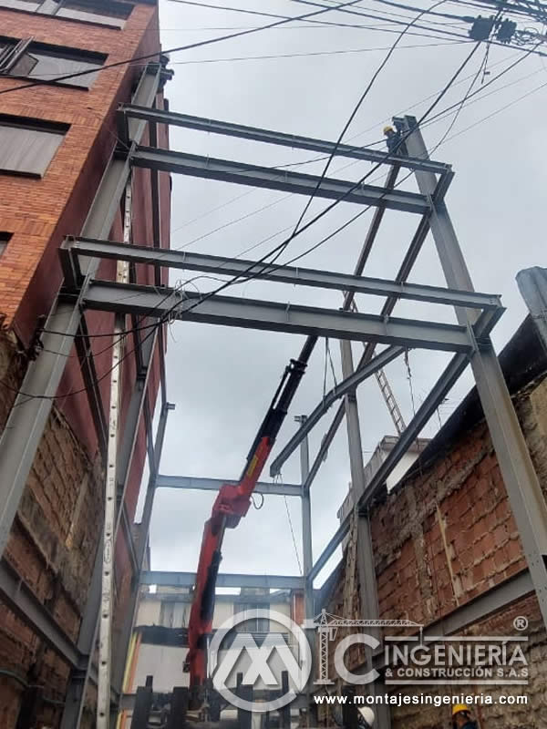 Levantamiento de componentes estructurales metálicos para edificio industrial en Bogotá, Colombia. Montajes, Ingeniería y Construcción MIC SAS.