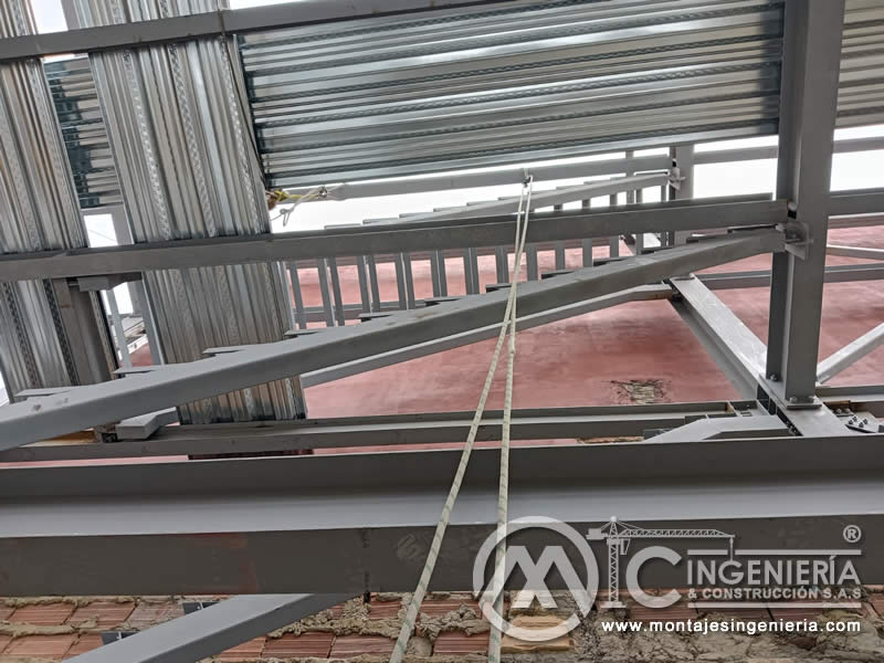 Procesos de soldadura en componentes estructurlas metálicos para edificios en Bogotá, Colombia. Montajes, Ingeniería y Construcción. MIC SAS.
