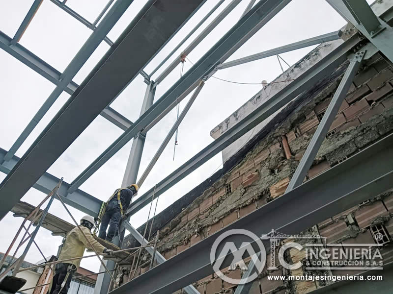 Procesos de soldadura en componentes estructurlas metálicos para edificios en Bogotá, Colombia. Montajes, Ingeniería y Construcción. MIC SAS.