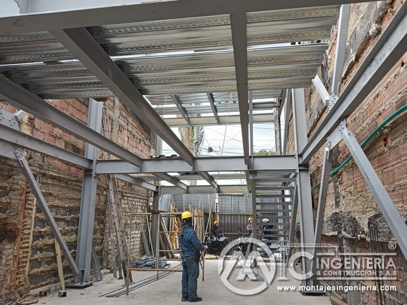 Procesos de soldadura en componentes estructurlas metálicos para edificios en Bogotá, Colombia. Montajes, Ingeniería y Construcción. MIC SAS.