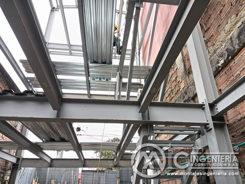 Procesos de soldadura en componentes estructurlas metálicos para edificios en Bogotá, Colombia. Montajes, Ingeniería y Construcción. MIC SAS.