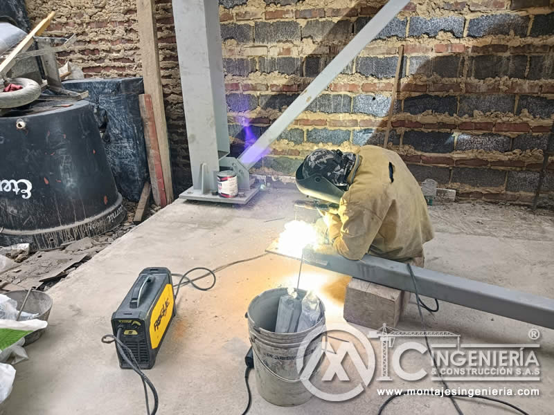 Procesos de soldadura en componentes estructurlas metálicos para edificios en Bogotá, Colombia. Montajes, Ingeniería y Construcción. MIC SAS.