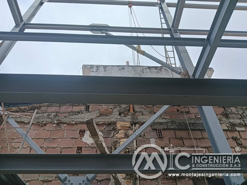 Procesos de soldadura en componentes estructurlas metálicos para edificios en Bogotá, Colombia. Montajes, Ingeniería y Construcción. MIC SAS.