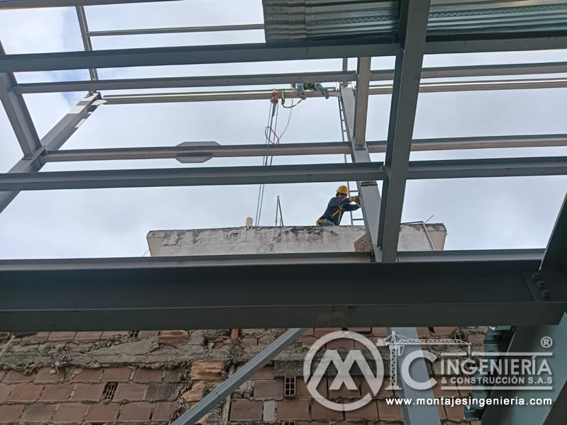 Procesos de soldadura en componentes estructurlas metálicos para edificios en Bogotá, Colombia. Montajes, Ingeniería y Construcción. MIC SAS.