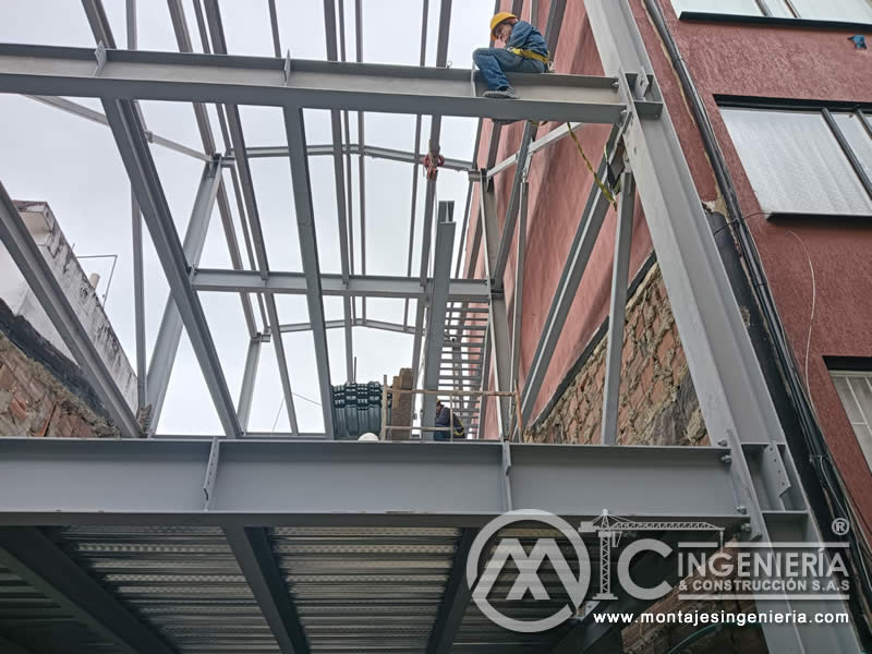 Armado de vigas metálicas y columnas metálicas para estructuras de edificios en Bogotá, Colombia. Montajes, Ingeniería y Construcción MIC SAS.