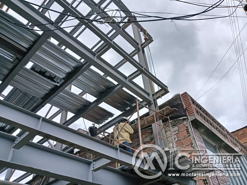 Armado de vigas metálicas y columnas metálicas para estructuras de edificios en Bogotá, Colombia. Montajes, Ingeniería y Construcción MIC SAS.