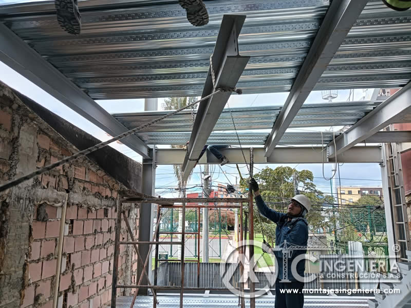 Montaje de placas metálicas para la construcción de pisos en edificios en Bogotá, Colombia. Montajes, Ingeniería y Construcción. MIC SAS.