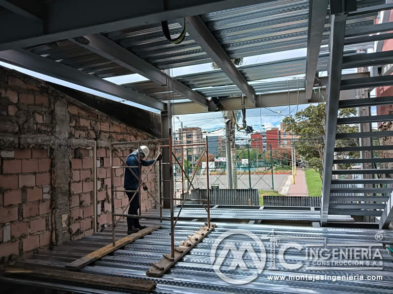 Montaje de placas metálicas para la construcción de pisos en edificios en Bogotá, Colombia. Montajes, Ingeniería y Construcción. MIC SAS.