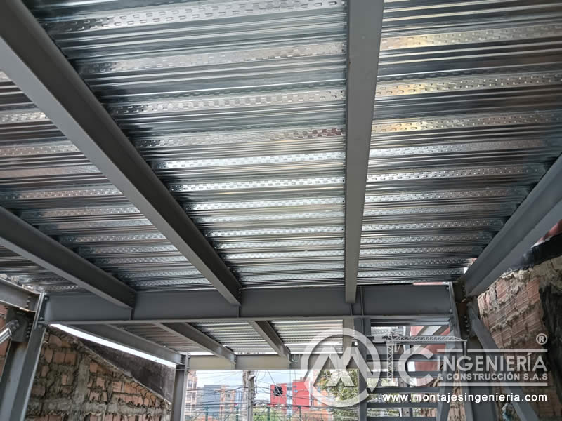Montaje de placas metálicas para la construcción de pisos en edificios en Bogotá, Colombia. Montajes, Ingeniería y Construcción. MIC SAS.