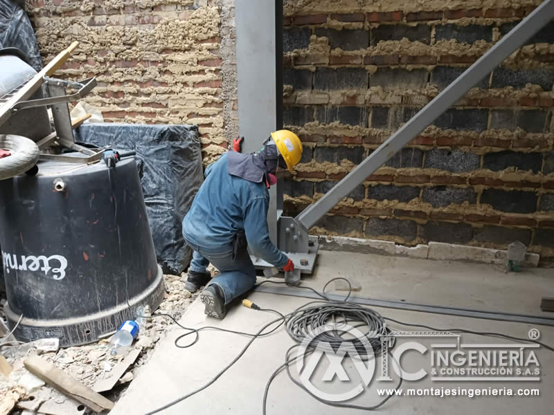 Montaje de placas metálicas para la construcción de pisos en edificios en Bogotá, Colombia. Montajes, Ingeniería y Construcción. MIC SAS.