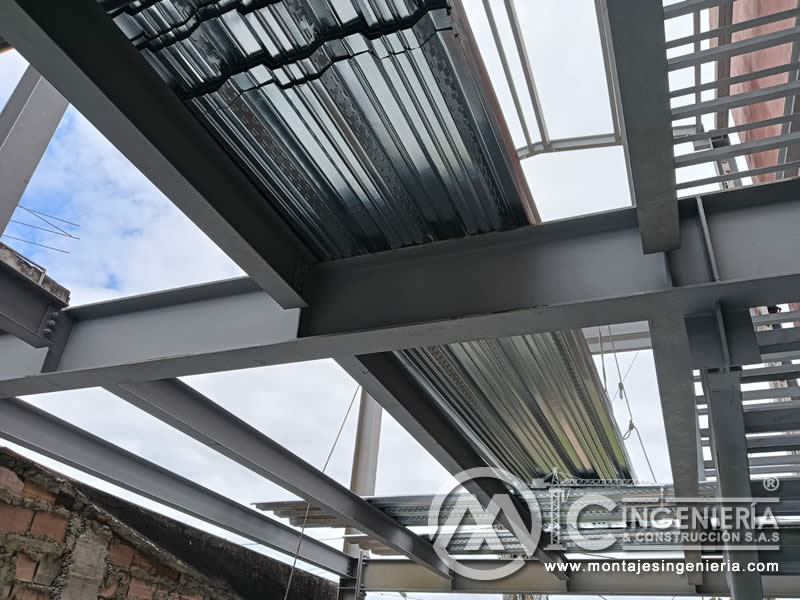 Montaje de placas metálicas para la construcción de pisos en edificios en Bogotá, Colombia. Montajes, Ingeniería y Construcción. MIC SAS.