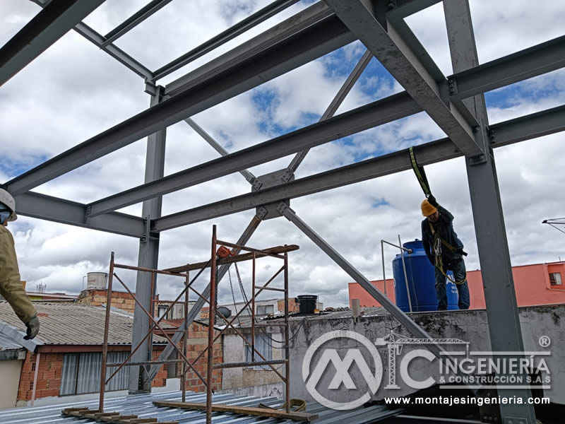 Montaje de placas metálicas para la construcción de pisos en edificios en Bogotá, Colombia. Montajes, Ingeniería y Construcción. MIC SAS.