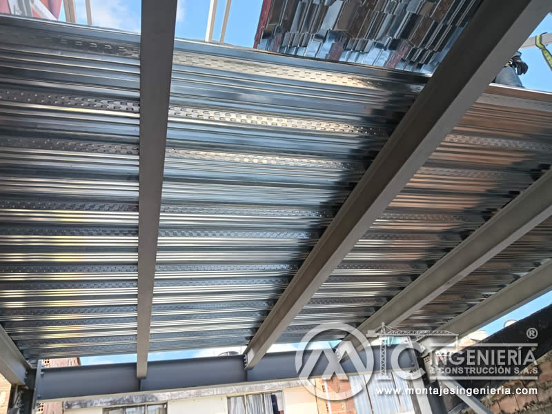 Montaje de placas metálicas para la construcción de pisos en edificios en Bogotá, Colombia. Montajes, Ingeniería y Construcción. MIC SAS.