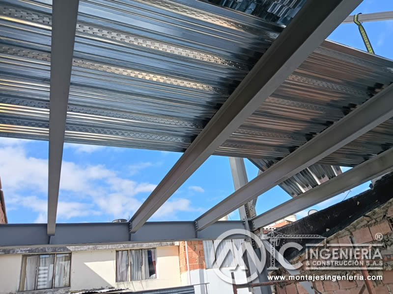 Vigas metálicas, columnas metálicas y pisos metálicos para el levantamiento de estructuras en acero de edificios en Bogotá, Colombia. Montajes, Ingeniería y Construcción. MIC SAS.