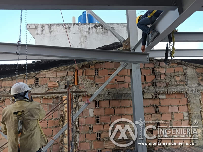 Vigas metálicas, columnas metálicas y pisos metálicos para el levantamiento de estructuras en acero de edificios en Bogotá, Colombia. Montajes, Ingeniería y Construcción. MIC SAS.