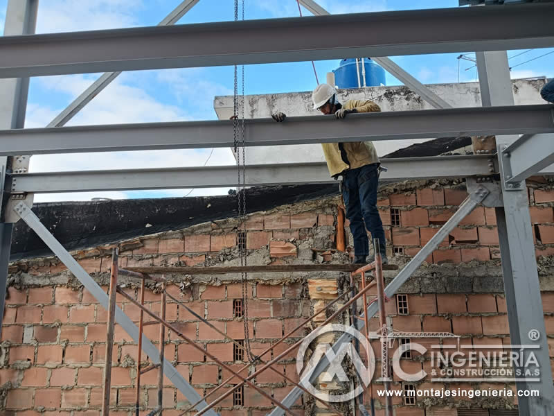 Vigas metálicas, columnas metálicas y pisos metálicos para el levantamiento de estructuras en acero de edificios en Bogotá, Colombia. Montajes, Ingeniería y Construcción. MIC SAS.