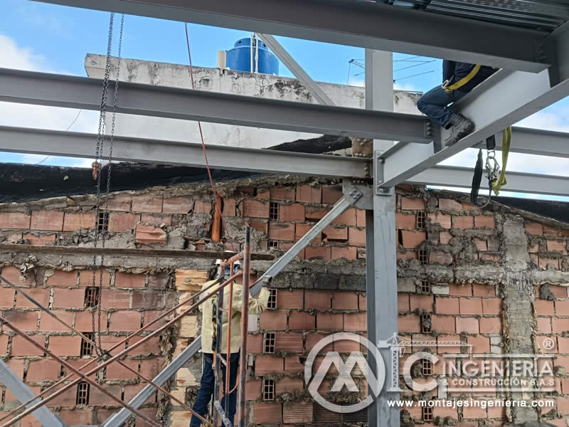 Vigas metálicas, columnas metálicas y pisos metálicos para el levantamiento de estructuras en acero de edificios en Bogotá, Colombia. Montajes, Ingeniería y Construcción. MIC SAS.