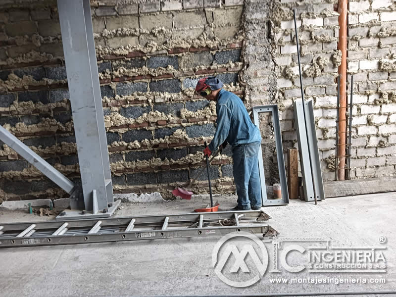 Vigas metálicas, columnas metálicas y pisos metálicos para el levantamiento de estructuras en acero de edificios en Bogotá, Colombia. Montajes, Ingeniería y Construcción. MIC SAS.