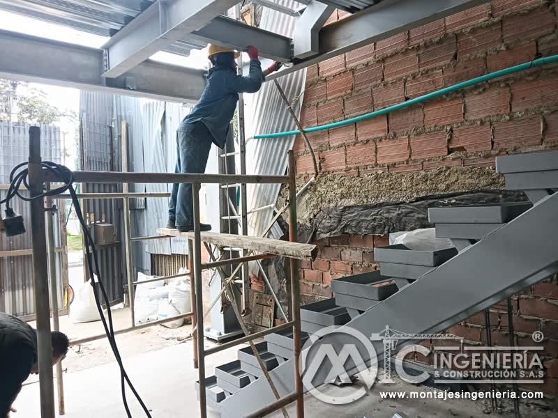 Vigas metálicas, columnas metálicas y pisos metálicos para el levantamiento de estructuras en acero de edificios en Bogotá, Colombia. Montajes, Ingeniería y Construcción. MIC SAS.