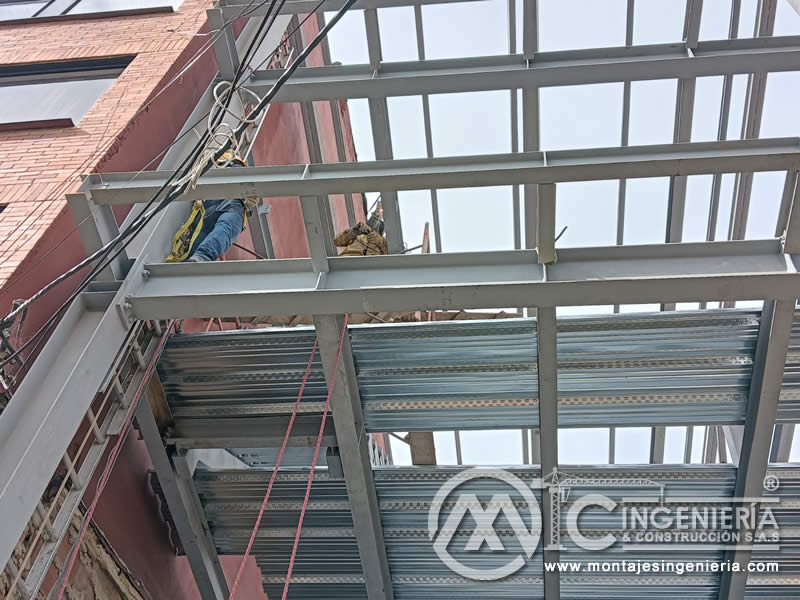 Vigas metálicas, columnas metálicas y pisos metálicos para el levantamiento de estructuras en acero de edificios en Bogotá, Colombia. Montajes, Ingeniería y Construcción. MIC SAS.