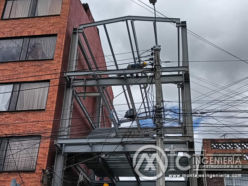 Vigas metálicas, columnas metálicas y pisos metálicos para el levantamiento de estructuras en acero de edificios en Bogotá, Colombia. Montajes, Ingeniería y Construcción. MIC SAS.