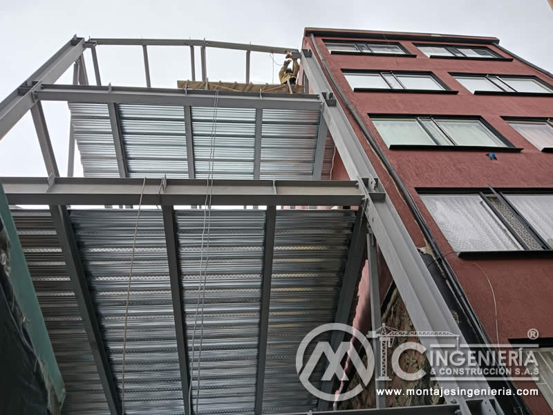 Vigas metálicas, columnas metálicas y pisos metálicos para el levantamiento de estructuras en acero de edificios en Bogotá, Colombia. Montajes, Ingeniería y Construcción. MIC SAS.