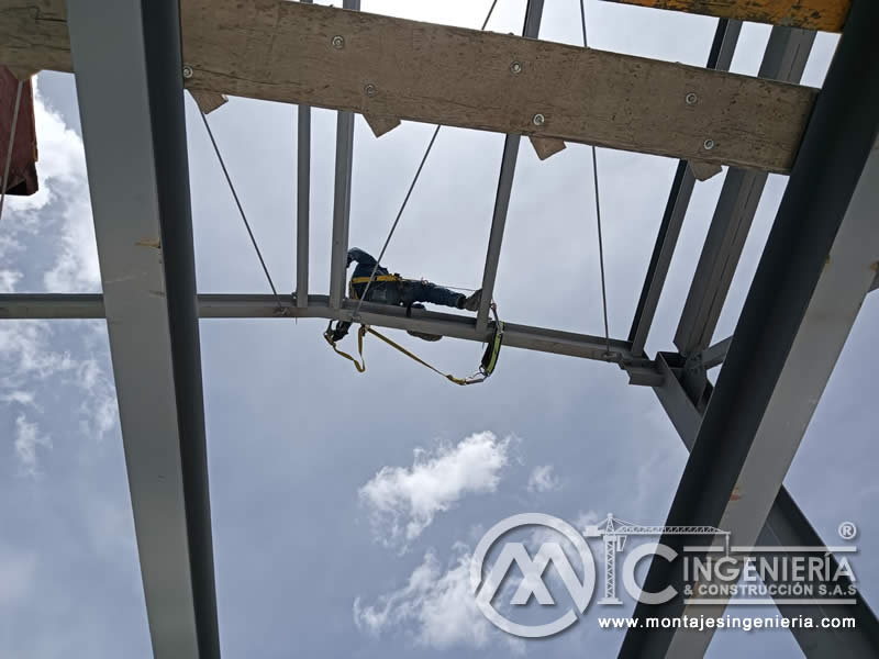 Fabricación y montaje de cubiertas metálicas para techos en edificios en Bogotá, Colombia. Montajes, Ingeniería y Construcción MIC SAS. Fabricación y montaje de cubiertas metálicas para techos en edificios en Bogotá, Colombia. Montajes, Ingeniería y Construcción MIC SAS.