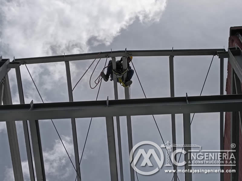 Fabricación y montaje de cubiertas metálicas para techos en edificios en Bogotá, Colombia. Montajes, Ingeniería y Construcción MIC SAS. Fabricación y montaje de cubiertas metálicas para techos en edificios en Bogotá, Colombia. Montajes, Ingeniería y Construcción MIC SAS.